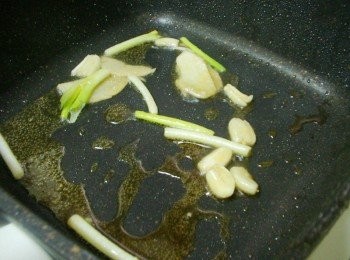 step4: 熱鍋後放入油1大匙ˊ依續爆香薑片ˊ蒜頭ˊ蔥白