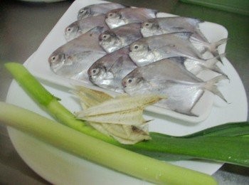 step1: 先準備好所需<span class="group_1">材料</span>ˊ小白鯧魚清洗後擦乾水份ˊ 兩面抹上少許米酒和鹽ˊ蒜苗切斜片ˊ扁魚切小段備用