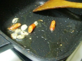 step3: 用原鍋餘油爆香蒜頭和辣椒