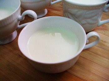 step5: 將盛杯的老薑汁先以小湯匙攪拌ˊ必免杯底有薑汁沉殿物ˊ (沉在底下的白色澱粉是凝固的關鍵) 然後快速的將完成牛奶倒入新鮮薑汁中ˊ靜置不動它ˊ約5~6分鐘即可