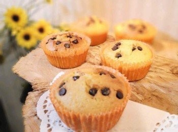 step7: 瑪芬和一般蛋糕不同的地方: 馬芬麵糊攪拌一樣是拌勻即可ˊ不要過度攪拌ˊ 才能保有鬆軟又濕潤的口感喔....如果嘗起來口感扎實又硬ˊ 有可能就是攪拌過度了...提供大家參考。