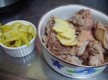 step2: 酸菜一片片撥下沖洗乾淨ˊ較粗纖維去除後切長條狀ˊ 老薑不去皮ˊ確實刷洗後切片