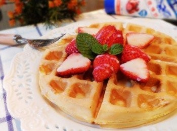 step8: 美味可口草莓煉奶美式鬆餅就完成囉。