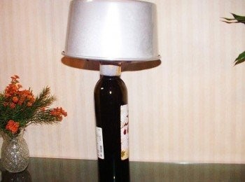 step7: 烤好的戚風出爐後一樣輕敲出熱氣 ˊ 並馬上倒扣放涼... 待完全涼透就能脫模。 歐巴桑習慣徒手脫模ˊ用手延著蛋糕面輕壓一圈ˊ 中心略往下壓ˊ脫去圓模ˊ底盤部分則手貼蛋糕外圍ˊ 延著蛋糕往底盤中心輕推ˊ 就能順利脫模囉~ (也可依習慣用工具幫忙脫模)