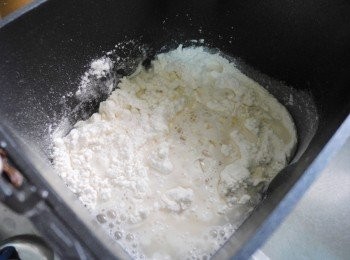 step1: Panasonic製麵包機裝上製作麵條用葉片ˊ 然後將<span class="group_2">材料</span>全部擺入攪拌容器中