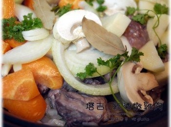 step5: 接著把全部蔬菜通通丟下鍋，翻炒一下即可把剛才醃雞肉的紅酒全部倒進鍋裡