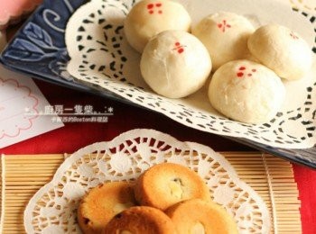 step14: <span class="group_2">酥餅皮</span>送入預熱至180度C(約355度F)的烤箱中上層，烘烤約15~18分鐘即完成。