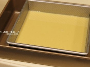 step12: 過篩兩次後，倒入焦糖果凍已凝固的模型內備用。