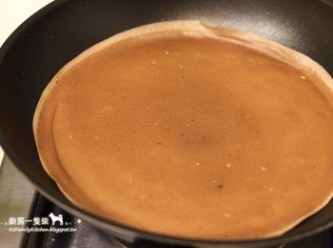 step4: 不沾平底鍋以中火加熱。拿出冷藏好的麵糊，用湯勺舀出適量倒入平底鍋，形成薄薄一層<span class="group_1">餅皮</span>。
