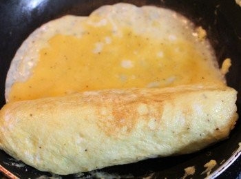 step3: 捲上第二層後, 再倒入剩下的蛋汁