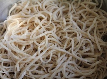 step2: 煮麵條, 煮好的麵條, 濾過水分之後, 加少許的麻油拌勻. 或用現成的油麵也可以