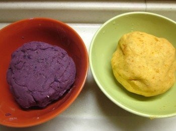 step3: 紫.黃地瓜泥分別加入90g地瓜粉揉勻,期間若較乾可以分次加1大匙的水,約加3~4次