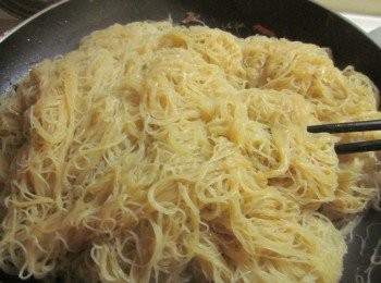 step4: 煮一鍋水,水滾放入米粉煮到7分熟撈起放入3.鍋中,用筷子炒勻後加入2大匙香油拌勻,再放入2.<span class="group_1">食材</span>稍拌即可