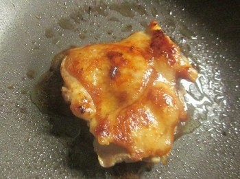 step4: 鍋中不放油,雞皮朝下乾煎至金黃再翻面續煎至熟,放置稍涼即可切片,取一盤子放上高麗菜絲,鋪上雞肉,淋上醬汁再擺上葱絲即可