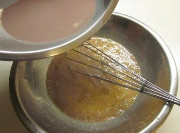step2: 牛奶加熱至40-50度備用,細砂糖和蛋拌勻後再徐徐加入牛奶邊攪邊拌至糖熔化,續加入鮮奶油,最後加入3片吉利丁(水要擠掉),用濾網濾布丁液備用