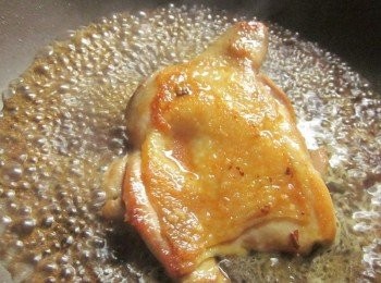 step3: 雞腿排煎到金黃後,倒入作法2.<span class="group_2">醬汁</span>,蓋鍋蓋以中小火煮5-10分鐘