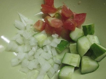 step3: 洋葱切末.小黃瓜及蕃茄切丁,鮮蝦燙熟