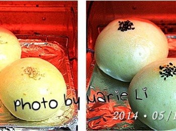 step7: 烤箱預熱後，送進去烘烤
為了防止無法調溫的小小烤箱
會很快地將小餐包給烤焦掉
中間來回約做了三、四次的噴水動作
並留意麵包表面上色的狀況做調整