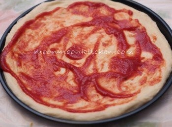 step8: 8.掃上茄醬，將材料隨意放上。