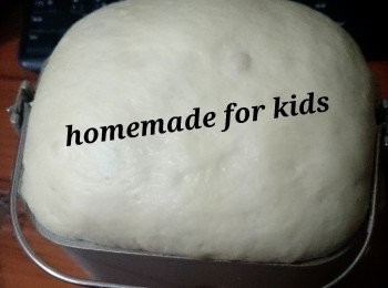 step3: 2. 當麵包機停機，等待麵團第一次發酵完畢，見麵團發大兩倍。(約15mins)就取出，放在清潔的工作台上，灑點高筋粉。