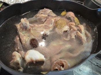step5: 然後將水倒入，加入冰糖和米酒蓋上鍋蓋用大火煮滾後，轉中小火燜煮2小時至軟腍。（燜煮期間，可用湯勺撈去表面的浮油，這樣煮出來的湯會更清澈。）