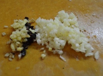 step3: 蒜、薑和豆豉剁碎，備用。