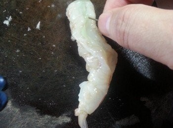 step2: 於蝦背上挑去腸