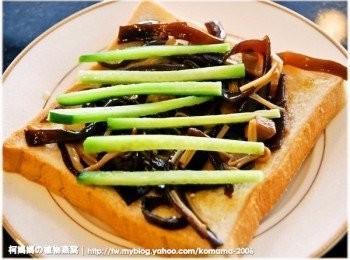 step3: 在黑木耳菇菇醬上面，放上些許小黃瓜，小黃瓜可以切片、也可以切成絲狀。