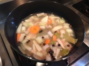 step4: 同鍋放入杜松子、月桂葉、丁香、白酒、紅蘿蔔、豬腳及適量雞高湯煨煮，滾開後小火煮45分。