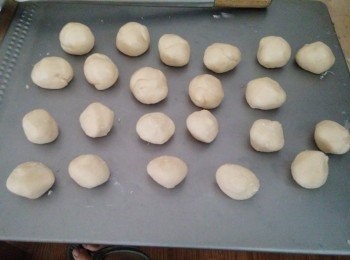 step4: 将水皮面团和油皮面团各分成10份，搓圆。