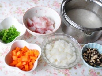 step1: 備料:將雕魚片、紅蘿蔔、山藥切丁、香菇切細末、蔥花、洗淨生米備用