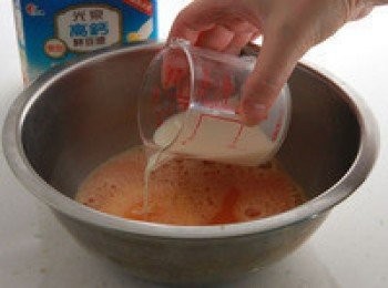 step1: 蛋打勻加入豆漿和鹽拌勻