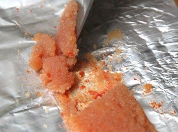 step2: 用刀切開明太子薄膜，將刀將明太子從薄膜刮下。