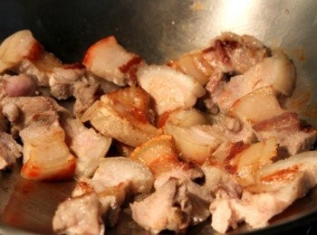 step2: 鍋不放油加熱，放入五花肉片煸香釋出油脂後取出。