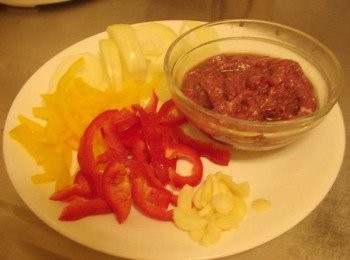 step1: 1.先準備好所需<span class="group_1">材料</span>ˊ牛肉先用<span class="group_2">牛肉醃料</span>