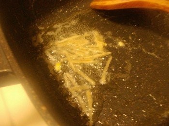 step1: 備齊<span class="group_1">材料</span>並清洗處理成適當大小，熱鍋放入油1大匙，爆香薑絲 (最近頭昏眼花，食材照片又被我刪了@@")