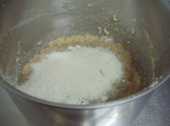 step3: 然後再加入紅酒漬充分拌勻接著加入過篩杏仁粉ˊ以切拌方式拌勻