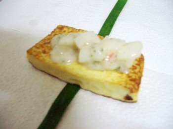 step3: 將韭菜做底ˊ擺上豆腐一片ˊ將鮑魚沙拉擠在豆腐上