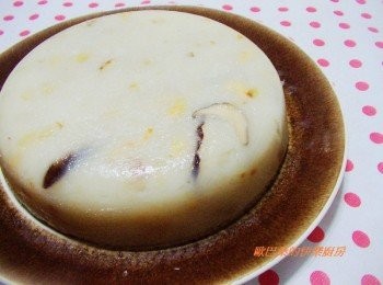 step6: 取出的蘿蔔糕表面略有濕氣是正常的ˊ放涼即可變乾爽ˊ 涼透表面稍為上層油(可防止變乾硬)倒扣於盤上ˊ然後可覆蓋上保鮮模ˊ 放冰箱冷藏後再切比較漂亮。 *完成冷藏後的蘿蔔糕