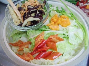 step1: 先準備好所需<span class="group_1">材料</span>並清洗處理乾淨ˊ 香菇先泡軟切絲ˊ 蝦米先用米酒1大匙浸泡ˊ扁魚剪小段ˊ 紅蘿蔔壓小花備用