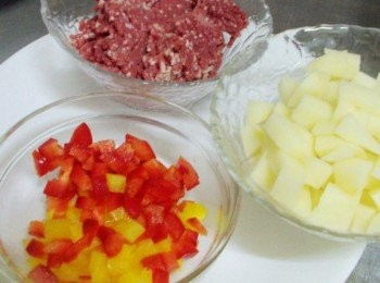 step1: 先準備好所需<span class="group_1">材料</span>ˊ紅甜椒ˊ黃甜椒ˊ切小丁ˊ 馬鈴薯去皮切丁備用