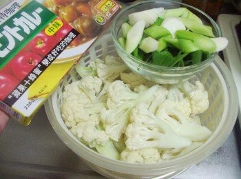 step1: 先準備好所需<span class="group_1">材料</span>ˊ白花椰菜洗淨去除粗纖維片成小朵ˊ 蒜苗洗淨切斜片備用