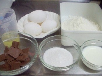 step1: 先準備好所需材料ˊ雞蛋將蛋黃蛋白分開 (蛋白不可以沾到蛋黃,水份及油脂) 低粉先過篩ˊ烤箱先預熱至170度(備用)