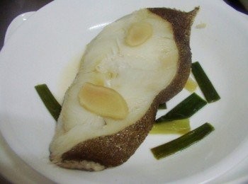 step4: 完成的蒸魚取出ˊ拿掉蔥段和薑片ˊ也將蒸魚湯汁倒出(有其他料理可再運用)