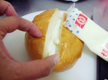 step5: 擠上酌量桂冠沙拉