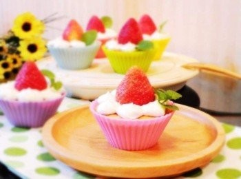 step8: 鮮豔奪目的草莓總是能幫甜點加分ˊ這季節就是要來點草莓甜點ˊ 全蛋打發我用室溫雞蛋ˊ直接打發ˊ速度或許沒隔水加熱打發來的快ˊ 但慢慢打發一樣穩定ˊ提供大家參考。