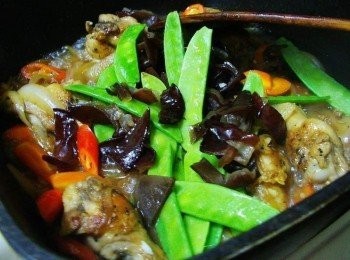 step5: 最後完成前1~2分鐘再擺入荷蘭夾和木耳拌炒均勻ˊ 並灑上少許香油即可