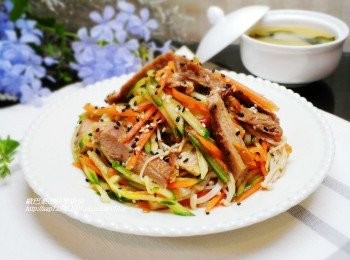 step5: 5.清爽開胃又有著豐富口感的香煎松板豬拌金針菇就完成囉。