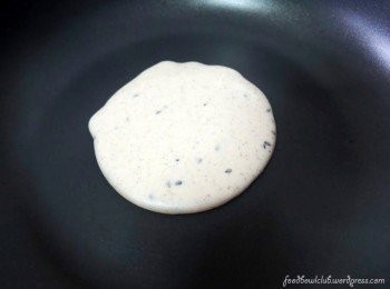 step3: 在平底锅上涂抹一层薄薄的橄榄油，开低火。之后，舀适量的面糊倒在锅里，每一面煎3-4分钟至表面呈现金黄即可。