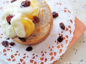 step4: 放上香蕉切片，葡萄干和加上酸奶及蜂蜜酱。